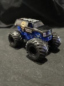 2019 Monster Jam Bounty Hunter Monster Truck 1:64, Blue Base - Picture 1 of 11
