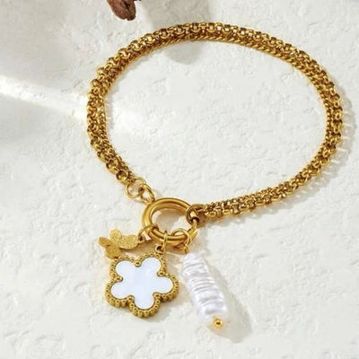 Pulsera de acero inoxidable chapada en oro con dijes de flores, perlas y mariposas concha Foto 1 de 4