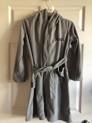 Land’s End Gris Suave Acogedora Bata con Capucha Bordada Azul «Nash» Niño Talla 8 Foto 1 de 4