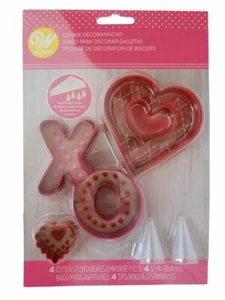 Cookie Cutter 12 pc Decorating Kit with Bags and Tips Wilton Valentine's Day - Picture 1 of 3