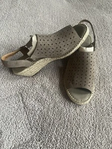 Clarks Artisan nackte Damen-Wildleder offene Zehen Slingback-Schuhe 10M neu mit Etikett - Bild 1 von 3