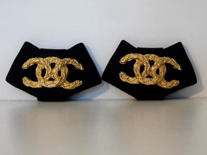 CHANEL BOUCLE DE CHAUSSURE LA PAIRE RARE TISSUS NOIR ET MÉTAL DORÉ TRÈS BON ETAT - Picture 1 of 4