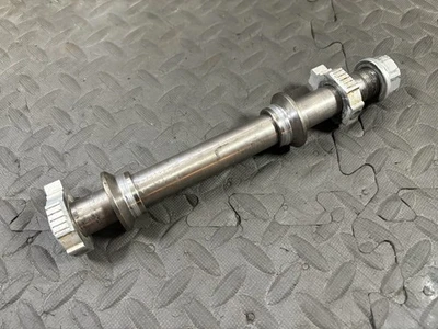 KTM 125 250 300 350 450 2013-2020 2016 FABRICANTE ORIGINAL 25 MM EJE TRASERO RUEDA TRASERA PERNO PIVOTE Foto 1 de 4