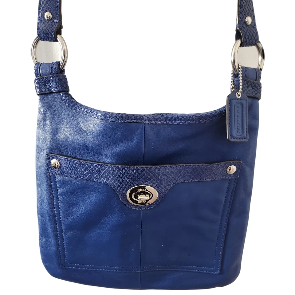 Bolso de hombro de cuero Penélope azul cobalto COACH de colección con ribete de serpiente de charol Foto 1 de 4