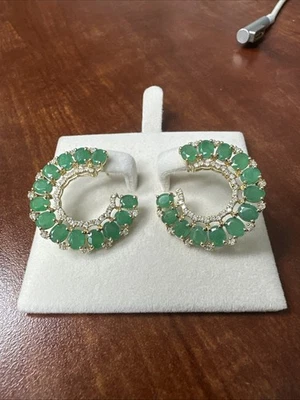 Pendiente circular de diamantes y esmeraldas de oro amarillo de 14k, esmeralda ovalada todo natural Foto 1 de 4