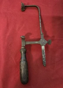 Tenuta orologiaio antichi vecchi attrezzi seghetto più piccolo da gioielliere - Foto 1 di 5