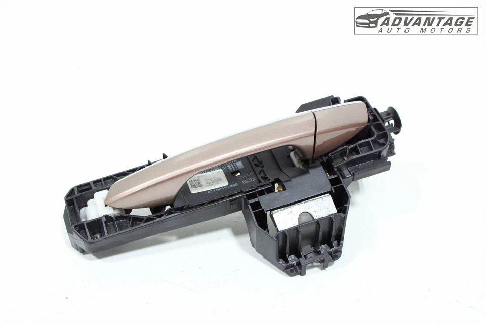 Infiniti QX30 2017-2019 puerta trasera izquierda manija exterior con base OEM Foto 1 de 4