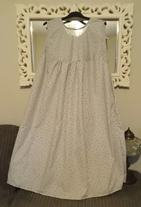 Neues hellgraues langes Damenkleid mit Print und Falten Größe 30/32 ärmellos. - Bild 1 von 5