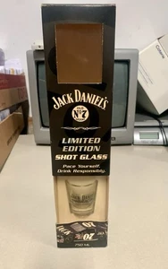 Scatola Jack Daniels 750 ML con logo racing nero / vecchio n. Bicchiere da tiro con logo racing 7 - Foto 1 di 7