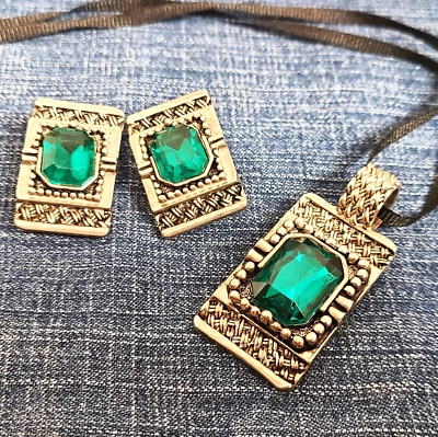 Único Juego de Pendientes y Colgantes Esmeralda Imitación Rectangulares de Metal Hobnail y Tejido Foto 1 de 4