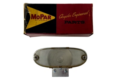 Lámpara de luz de respaldo Plymouth Suburban Station Wagon 1958 1810712 nuevo de stock Foto 1 de 4