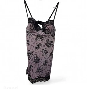 LAVENDEL SCHWARZ SPITZE DRUCK CHEMISE DESSOUS, GRÖSSE L, BRUSTUMFANG 30", LÄNGE 31,5" - Bild 1 von 4
