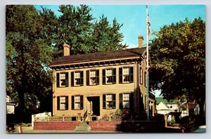 Postcard Abraham Lincoln's Home, Springfield, Illinois, Exterior View, U.S. Flag - Picture 1 of 2