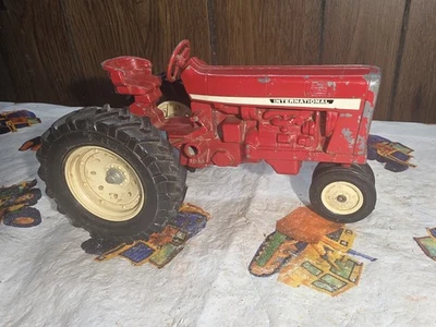 ERTL 1960, tractor utilitario International Harvester, estrecho, escala 1:16, fundido a presión Foto 1 de 4