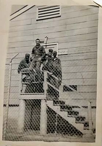 WW2 Era Photo Prisoners In Stockade GIs Who Went AWOL - Imagen 1 de 4