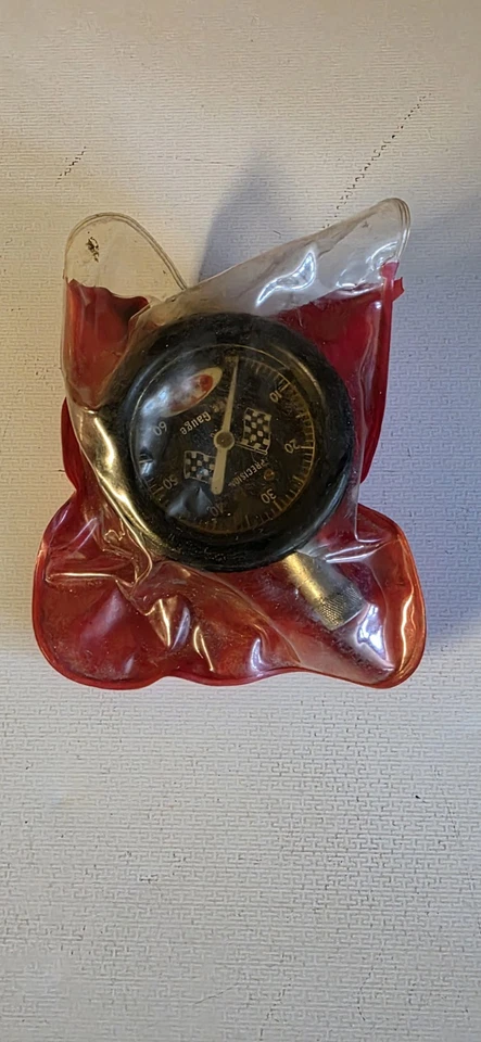 Medidor de presión de neumáticos vintage raro Accu-Gage Meiser bandera a cuadros 0-60 psi Foto 1 de 4