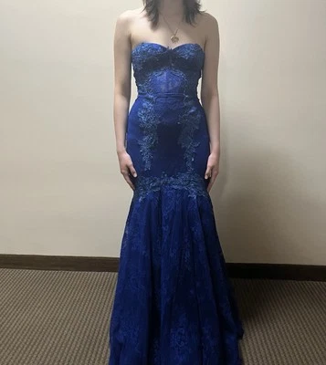 Vestido de graduación de encaje azul real con corsé espalda y tren Foto 1 de 4