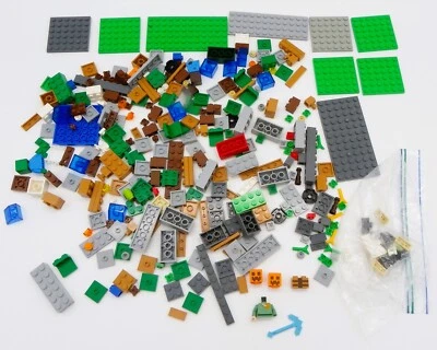 LEGO Minecraft: The Village 21128 Partial Set 300/1528 20% With Alex Minifigure - Image 1 of 4