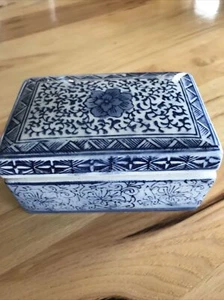 Feine Vintage chinesische rechteckige handbemalte blau weiße Porzellan Schmuckschatulle MARKIERT - Bild 1 von 11
