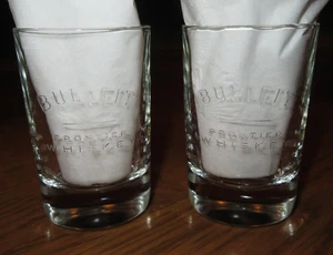 BULLEIT Frontier WHISKY Bourbon Juego de 2 VIDRIO TRANSPARENTE Fondo Ovalado LOGOTIPO EN RELIEVE - Imagen 1 de 2