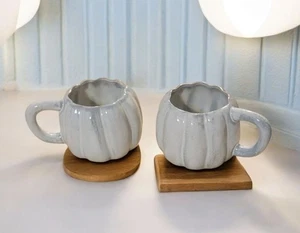 Juego de 2 tazas de calabaza de gres Anthropologie Cindy blancas vacaciones de Acción de Gracias  - Imagen 1 de 5
