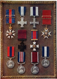 DÉCORATIONS de GUERRE 14-18 de l'EMPIRE BRITANNIQUE - Gravure  en couleur - Foto 1 di 2