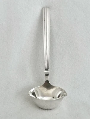 Cucharón de salsa de plata esterlina Georg Jensen “Bernadotte” Foto 1 de 3