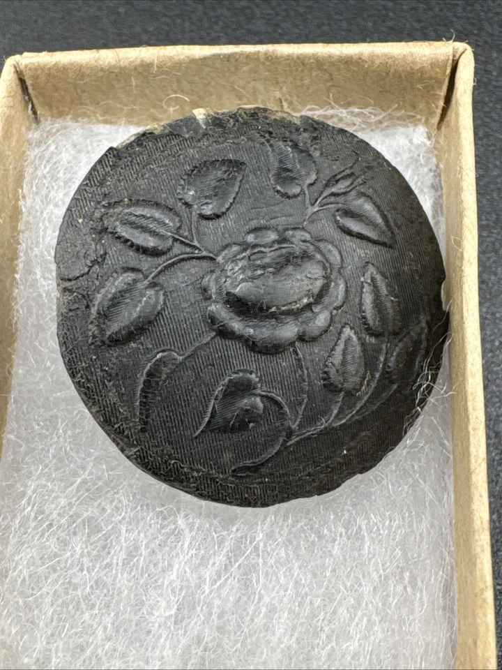 NICE VICTORIAN T.WELLS INGRAM'S BKMK HORN BUTTON W/ ROSE  FLOWER - Image 1 of 3