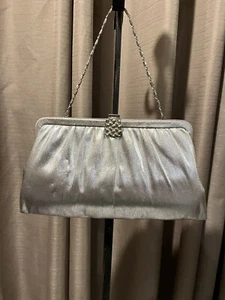 HL Harry Levine USA Borsa da sera in tessuto argento scintillante cinturino catena strass - Foto 1 di 9