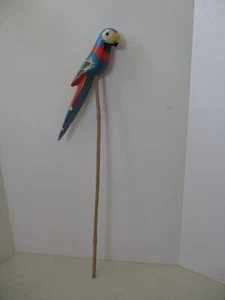 Estatuilla de pájaro tropical vintage de madera tallada de loro en palo - Imagen 1 de 5