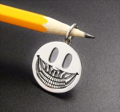 Brillante colgante redondo de plata esterlina maciza cara sonriente cráneo dientes único gótico Foto 1 de 4