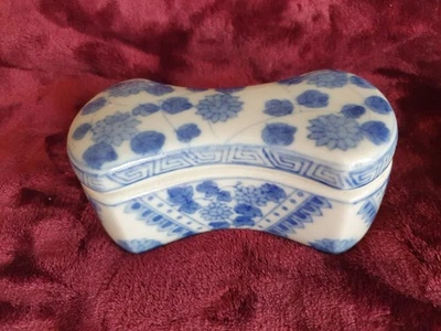 Chinesische Schmuckbox mit Deckel - blau weiß - in "Knochen" -Form - mit Stempel - Bild 1 von 4