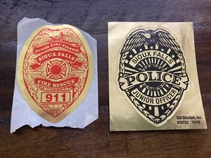 2 pegatinas SIOUX FALLS POLICÍA OFICIAL JUNIOR Y BOMBERO JUNIOR SEGURIDAD CONTRA INCENDIOS - Imagen 1 de 5