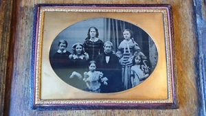 1850'S FINE ANTIQUE TINTED AMBROTYPE PHOTOGRAPH - FAMILY - HALF PLATE - Foto 1 di 8