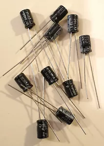 LOT DE 10 CONDENSATEURS 22 µF - 25 Volts SORTIES RADIALES - Bild 1 von 1