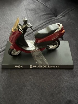 maisto 1 18 motorcycle Peugeot Eylseo 125 On Plinth - Image 1 of 2