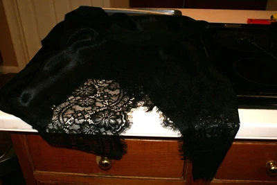 ISAAC MIZRAHI LIVE BUFANDA NEGRA SÓLIDA CON ENCAJE EN CUALQUIER EXTREMO 28" X 72" 100% POLIÉSTER Foto 1 de 3