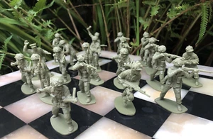20 Vintage Plastic Toy Soldiers 1:32 British Army Infantry WW2 1970s Lot 19 - Picture 1 of 8