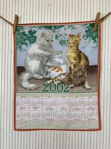 Torchon Calendrier 2002 Tissu Collectionneur Vintage Chats & Poissons DIV072 - Foto 1 di 11