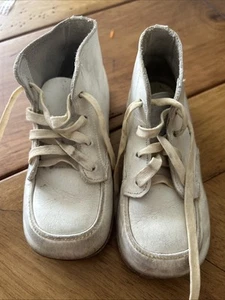 Vintage Hard Bottom Baby Shoes Stride Rite White Leather Lace Up 5 1/2 B - Picture 1 of 2