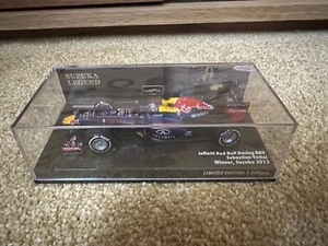 1/43 Minichamps 413130801 Red Bull Racing Sebastian Vettel 2013 Suzuka Legend - Foto 1 di 3