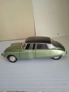 MODELLINO AUTO CITROEN DS 19 1963 - SOLIDO - SCALA 1:18 - Foto 1 di 4