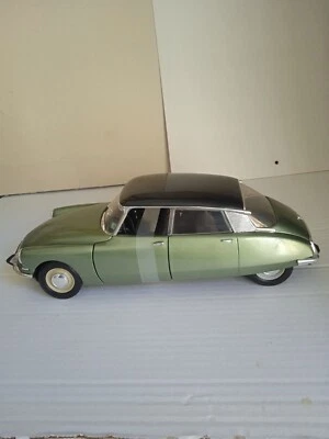 MODELLINO AUTO CITROEN DS 19 1963 - SOLIDO - SCALA 1:18 - Immagine 1 di 4