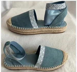 Nuevo Talla 10 Alpargatas DKNY Denim Sandalias Azul y Blanco Zapatos Planos - Imagen 1 de 3