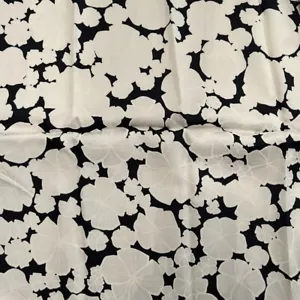 Tela Vintage Blanco y Negro Estampado de Hojas Negritas Ligero Poliéster Satén 2+ yardas - Imagen 1 de 3