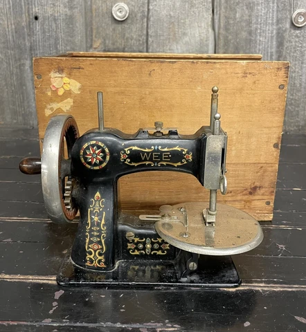 Early Vintage ‘Wee’ Hand Crank Miniature Sewing Machine Toy In Wooden Box LOOK Cover