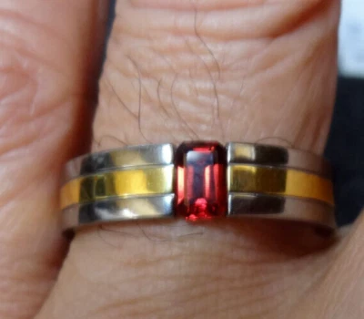.80CT ROJO GRANATE CORTE ESMERALDA SOLITARIO TITANIO DOS TONOS BANDA CÓMODA TALLA 11 Foto 1 de 2