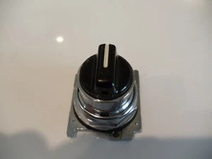 Interruptor selector CUTLER-HAMMER leva 2 3 posiciones; 2 permanentes 1 momentáneo - Imagen 1 de 6