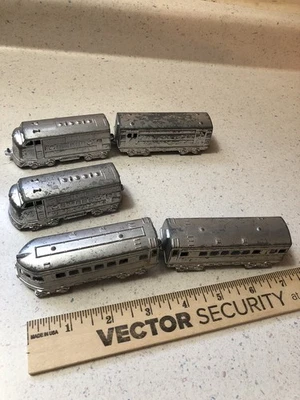 Juego de tren de cinco piezas de acero MIDGETOY plateado años 50 de colección Foto 1 de 2
