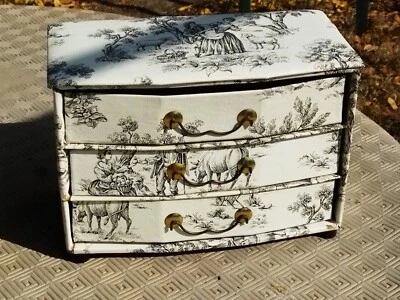 Ancienne petite commode poupée ou boite à bijoux en carton, bois & toile de Jouy - Photo 1/4